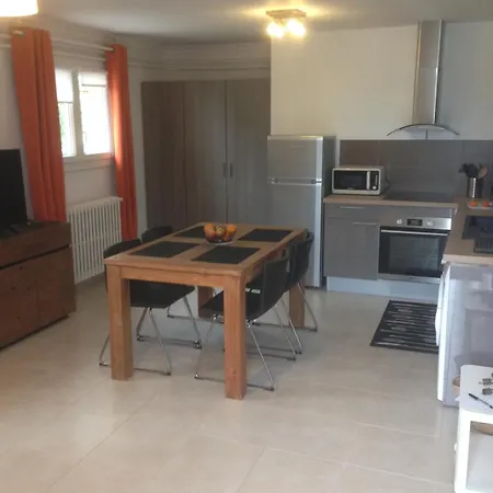Classe Touristique Belle Piscine 8kmd'avignon Apartment